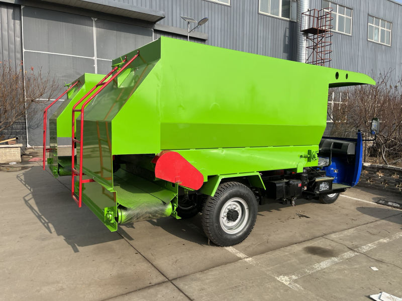 牛羊养殖撒料车5立方柴油三轮撒料车畜牧养殖机械