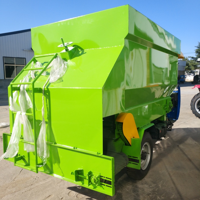 牛羊养殖撒料车5立方柴油三轮撒料车畜牧养殖机械