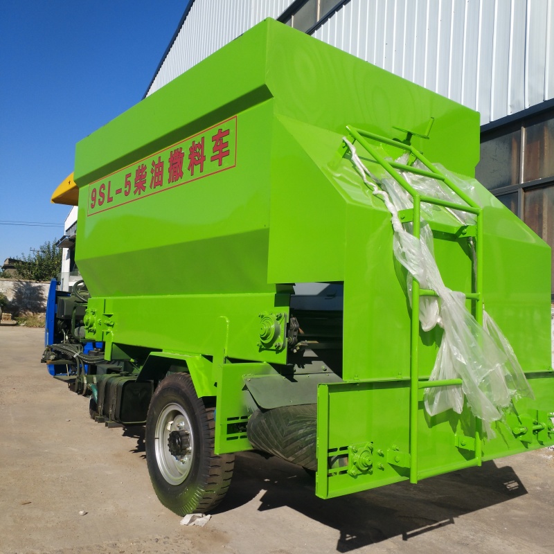牛羊养殖撒料车5立方柴油三轮撒料车畜牧养殖机械