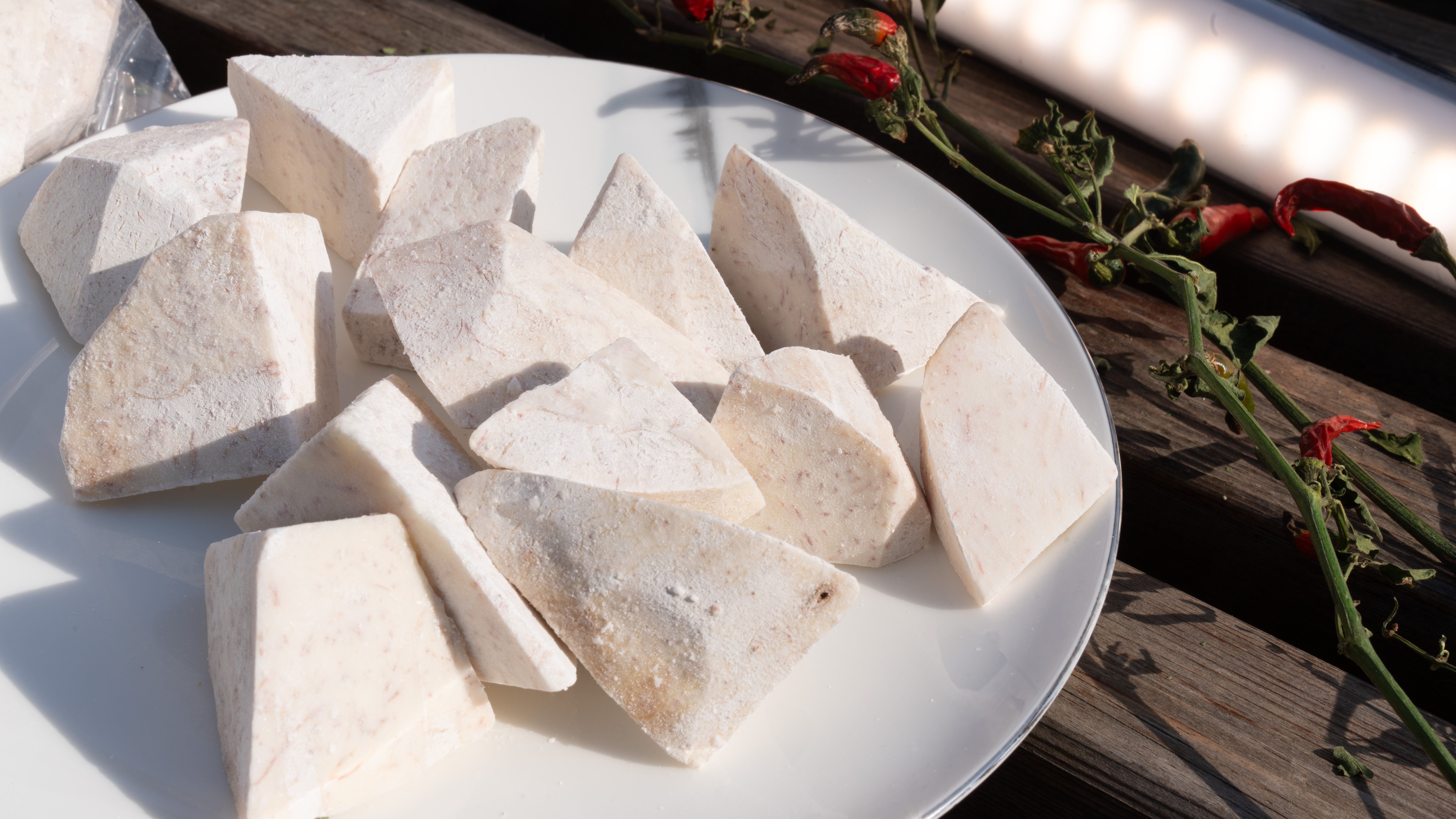 左侧为经典的荔浦芋头扣肉,右侧为清蒸后的荔浦芋头,切面细腻,色泽洁白带紫纹 荔浦芋头美食图——扣肉与清蒸