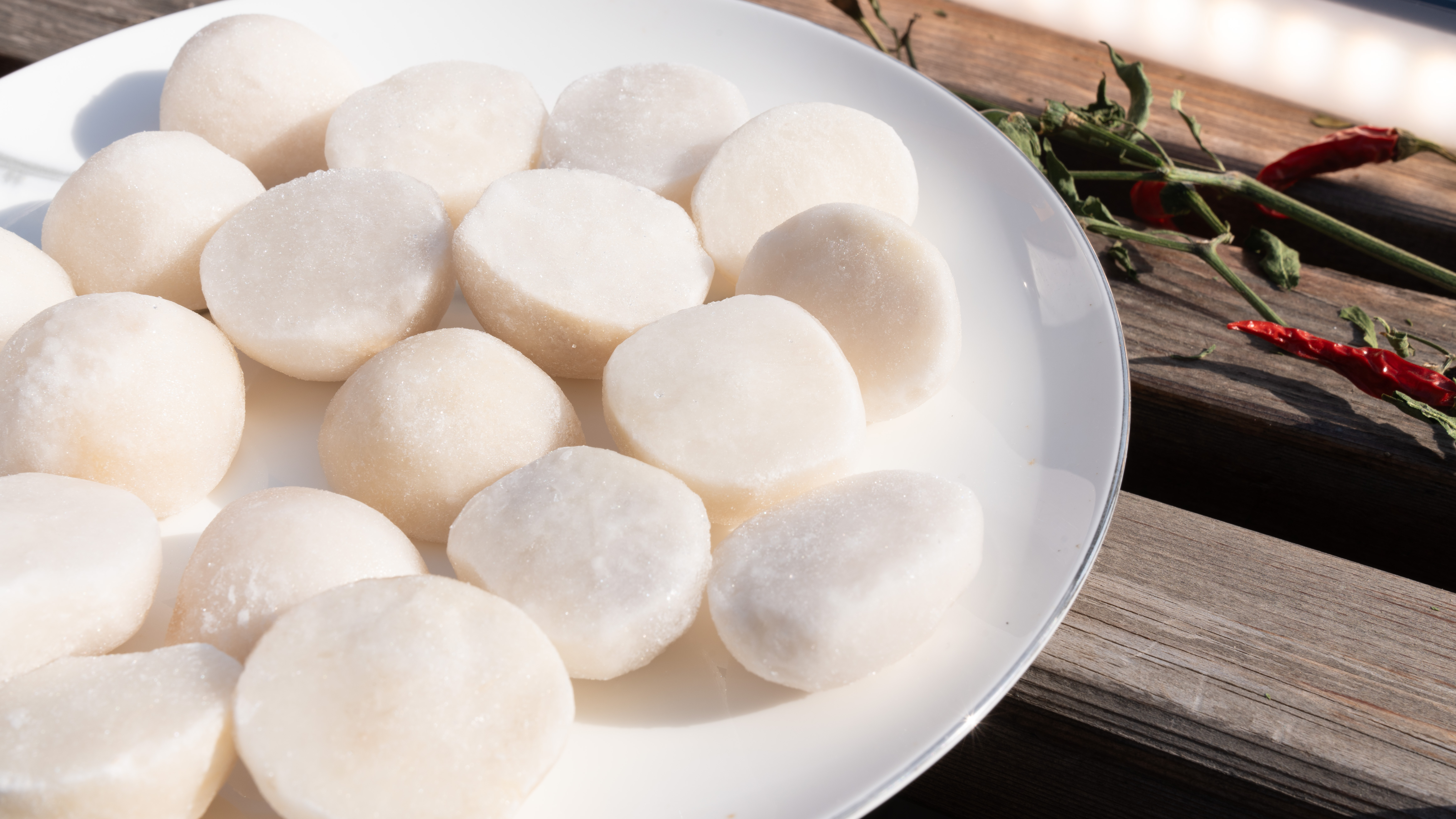 芋头切块与米饭一同蒸煮的画面