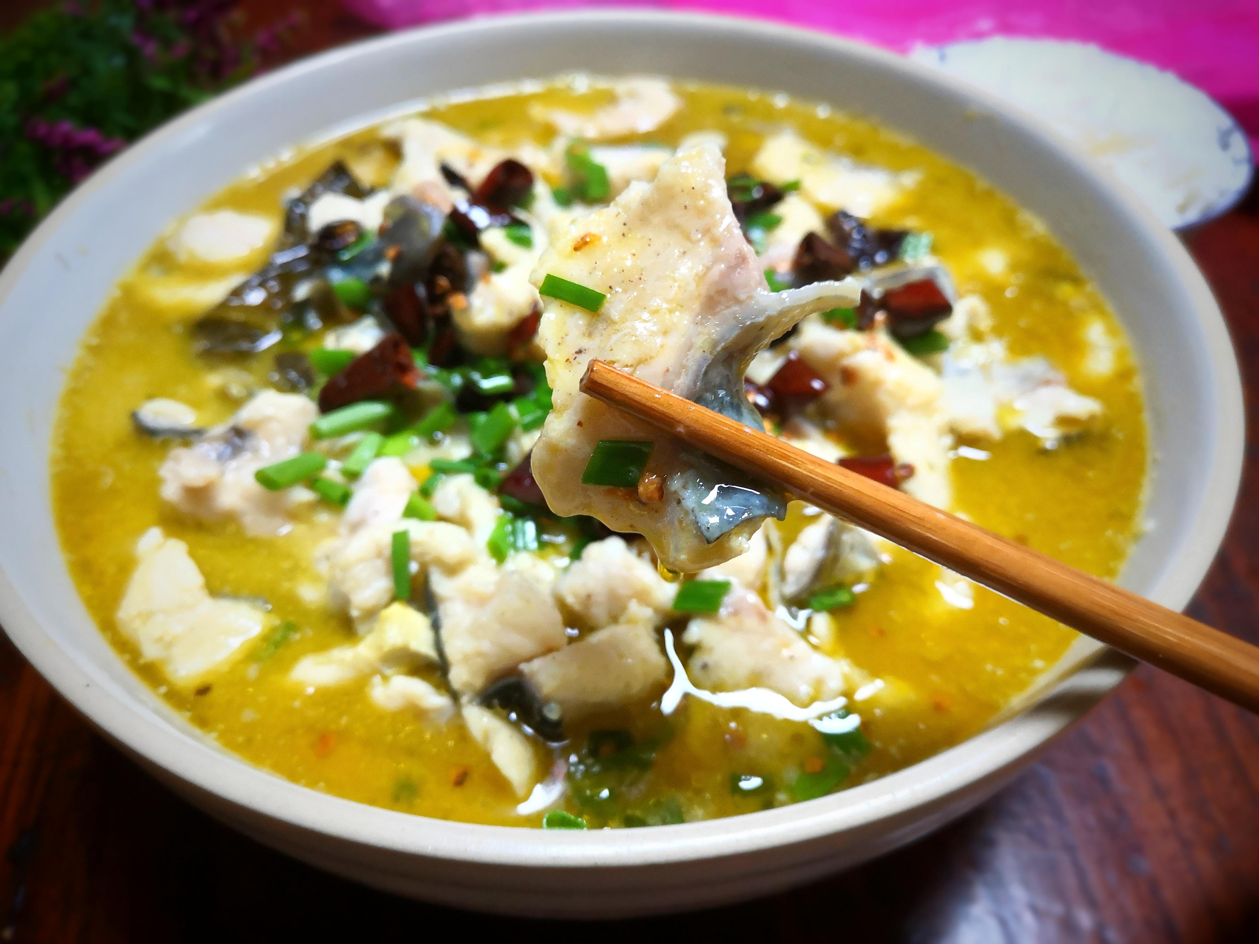 一盘色泽红亮、香气扑鼻的鲜椒鱼,搭配葱花和辣椒点缀 鲜椒鱼成品图