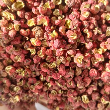 富平精品大红袍花椒，鲜红光艳，肉细均匀，味麻而香，身干子少。