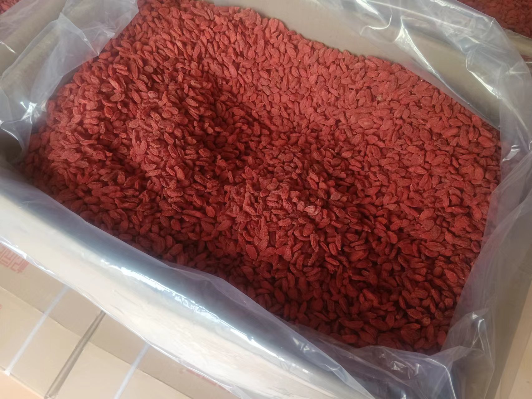 枸杞装入密封袋,并加入干燥剂准备长期保存 枸杞密封保存