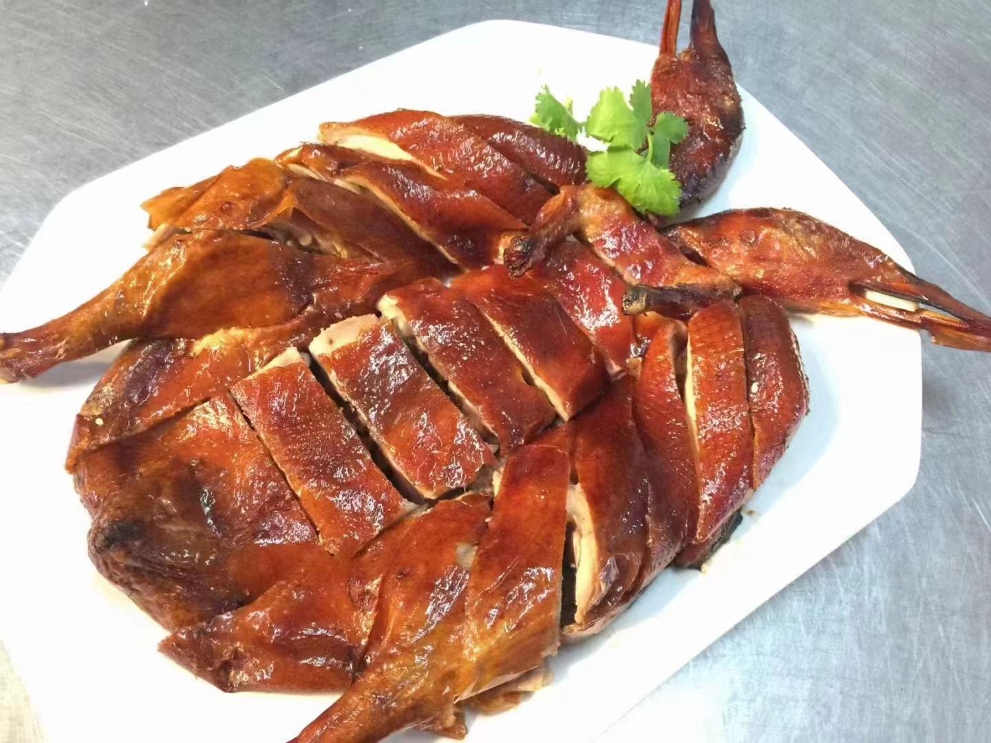 藤椒鸡腿成品图,鸡肉色泽红亮,藤椒点缀,摆盘精致 藤椒鸡腿成品展示