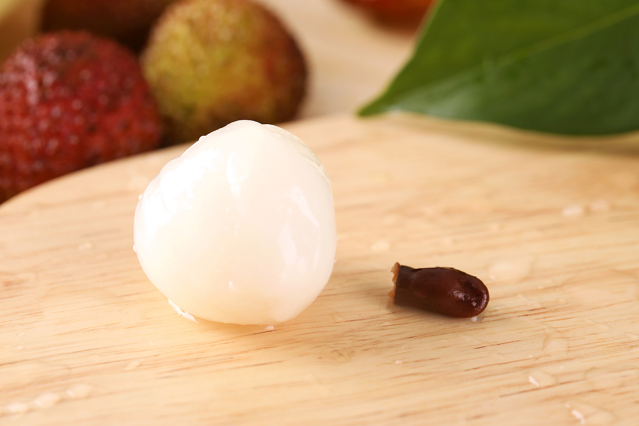 妃子笑荔枝与果核特写 妃子笑荔枝与果核特写