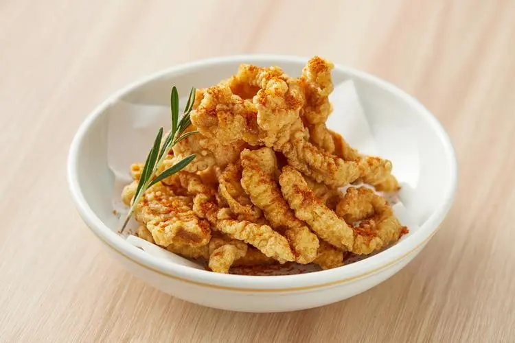 成品平菇炒小酥肉特写