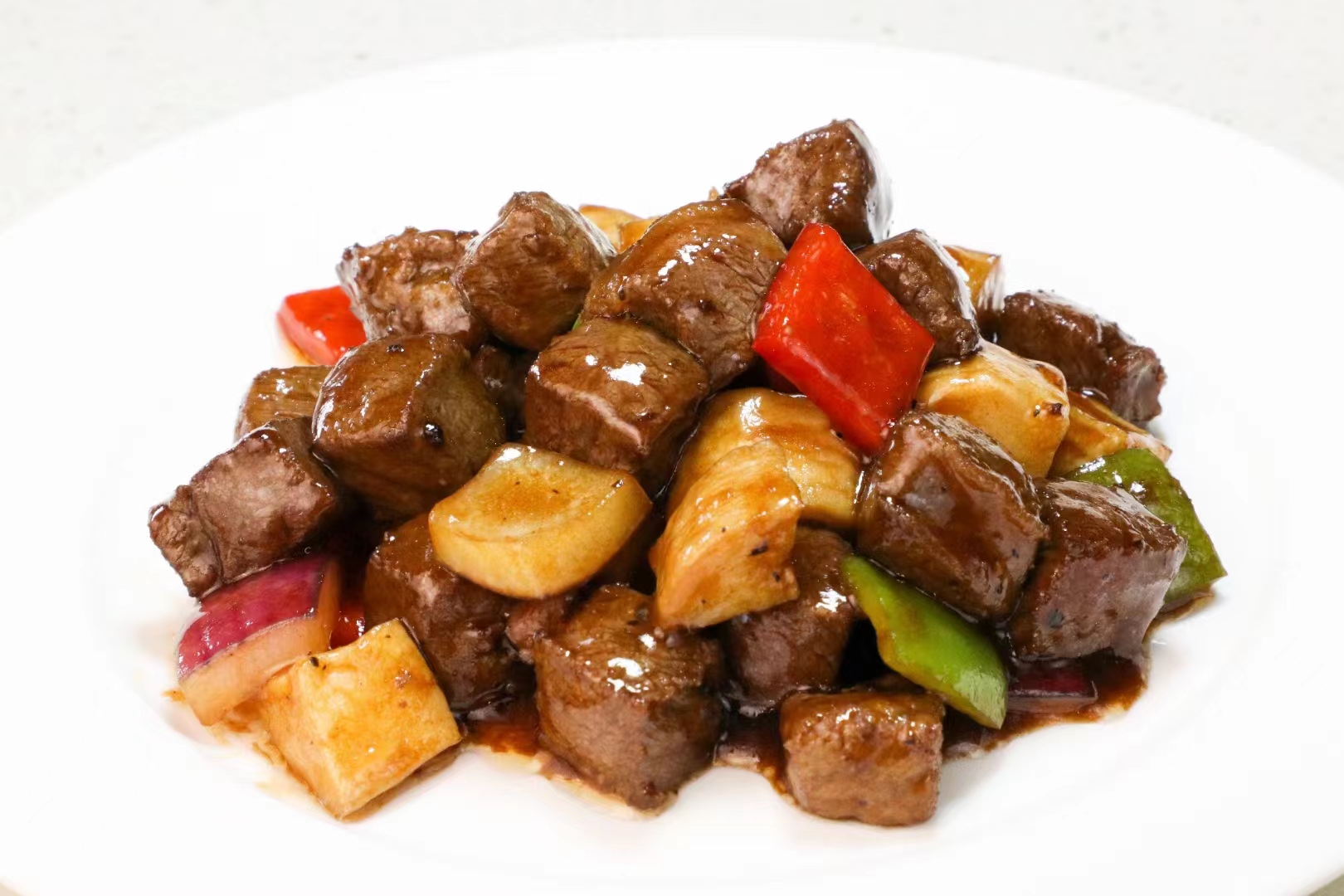 成品图展示:色泽诱人、香气扑鼻的黑胡椒杏鲍菇炒牛柳装盘效果 黑胡椒杏鲍菇炒牛柳成品展示