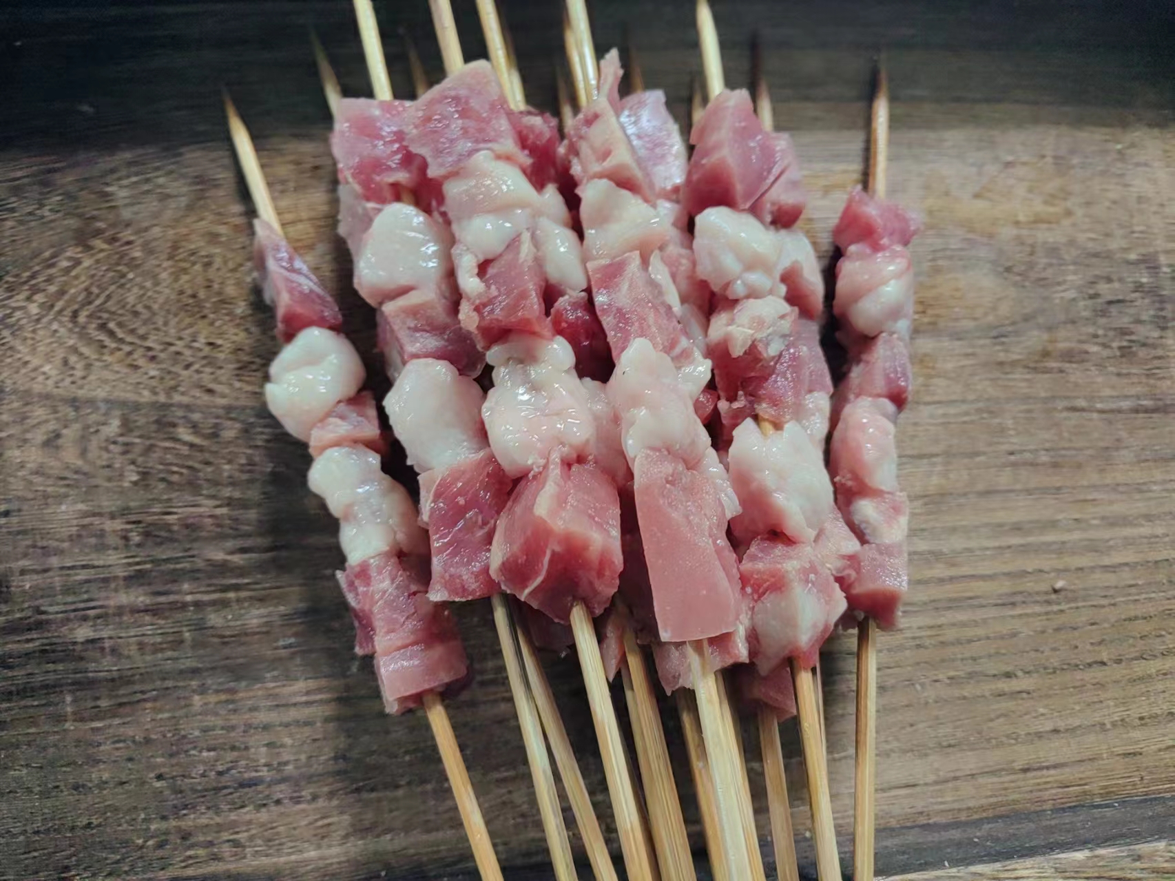 线椒牛肉串炭火烤制图