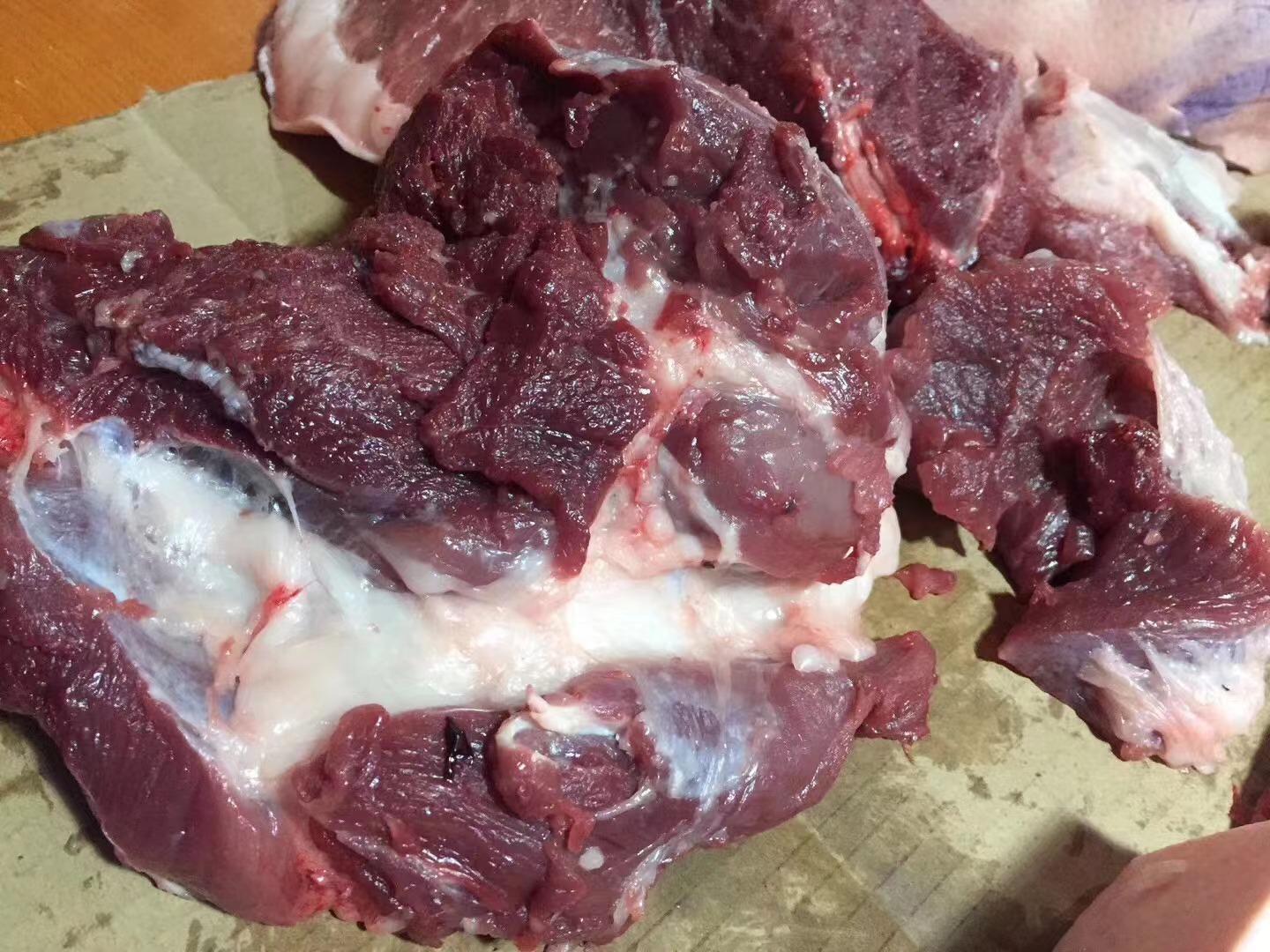 展示陕西优质猪肉的切面纹理,肌内脂肪分布均匀,色泽鲜红 陕西猪肉切面图
