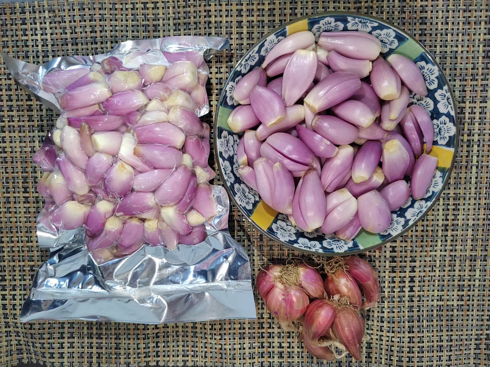 红葱头用于泰式咖喱,洋葱用于西式炖牛肉的对比图 红葱头与洋葱在不同菜肴中的使用场景