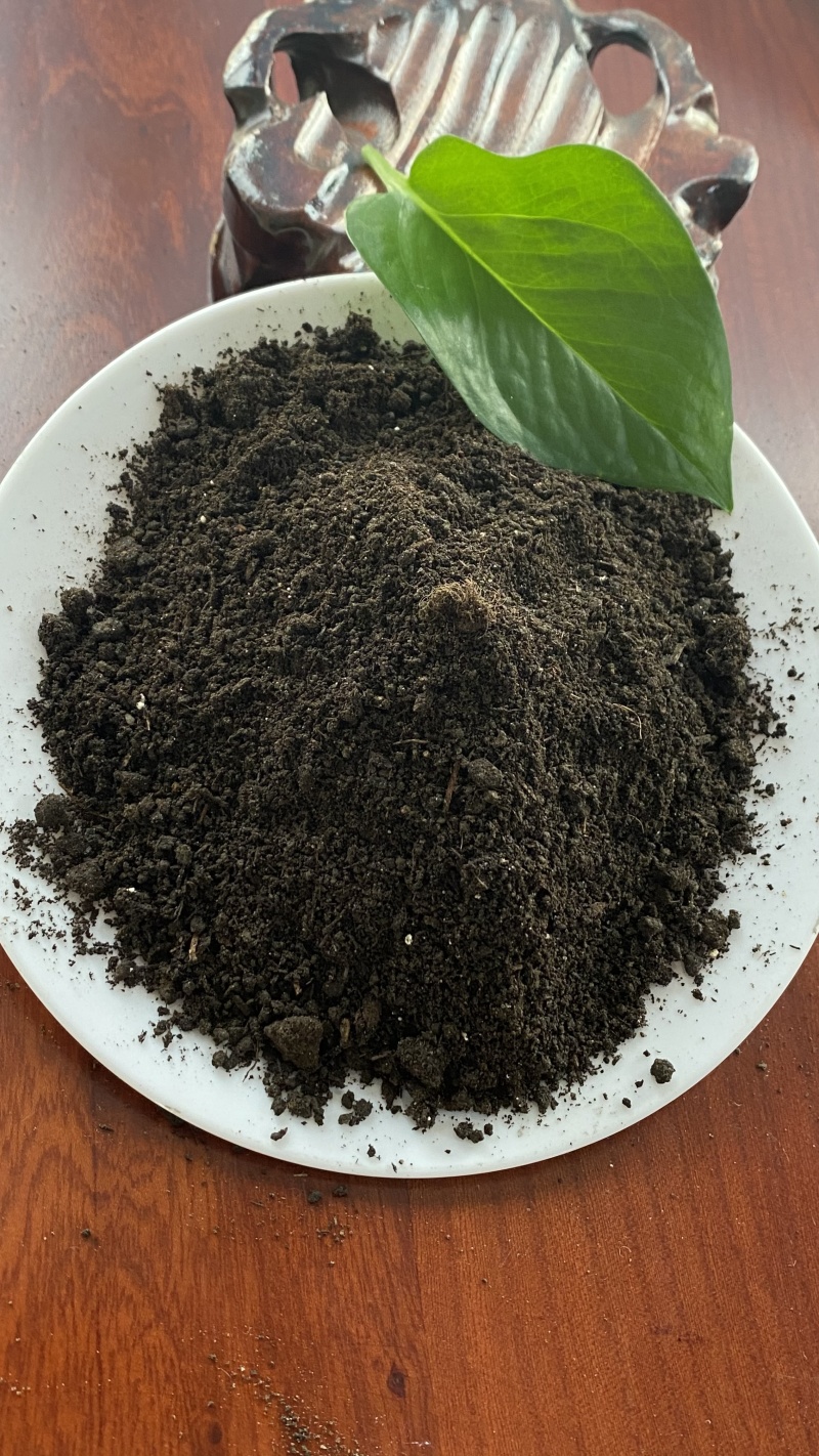 禽畜粪便发酵纯牛粪，添加复合菌种发酵腐熟翻抛过筛