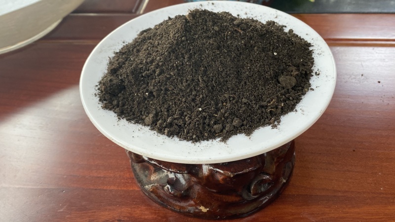 禽畜粪便发酵纯牛粪，添加复合菌种发酵腐熟翻抛过筛