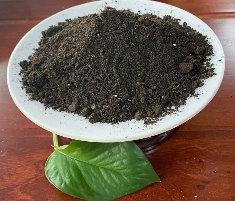 禽畜粪便发酵纯牛粪，添加复合菌种发酵腐熟翻抛过筛
