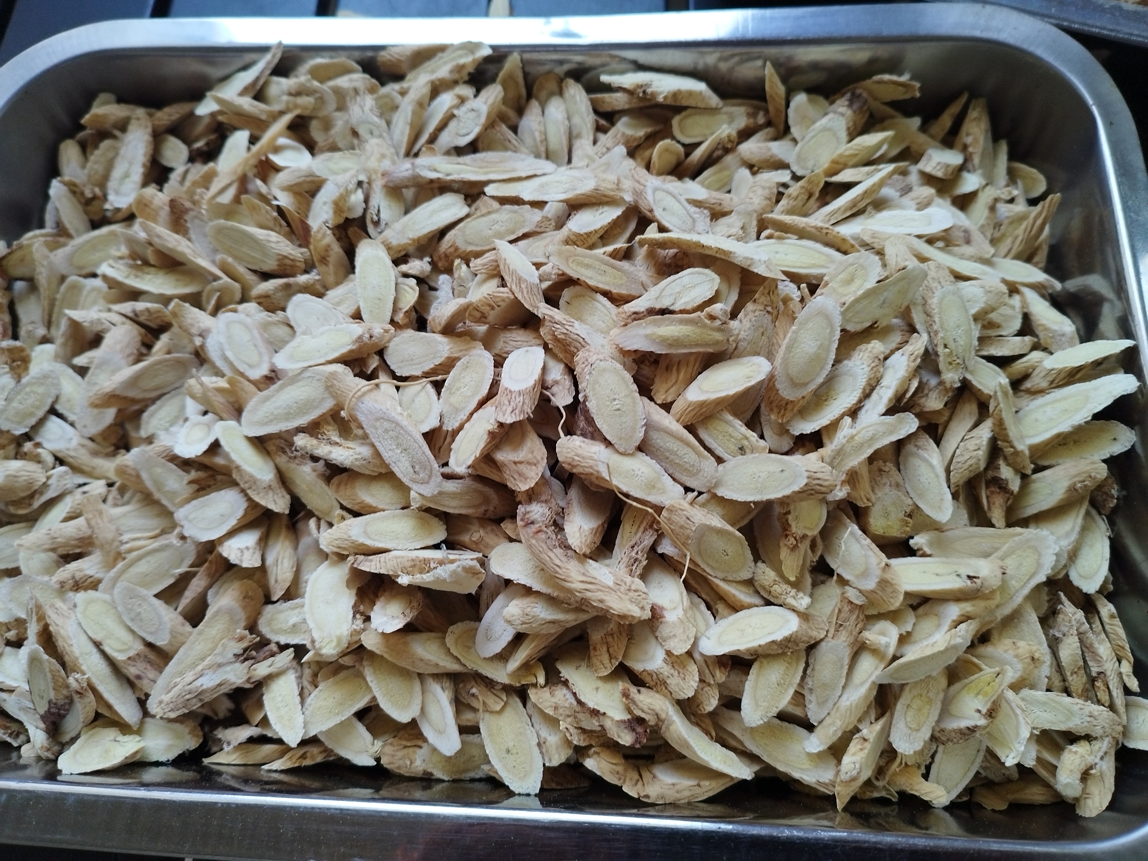 熟地黄炖鸽子的食材展示