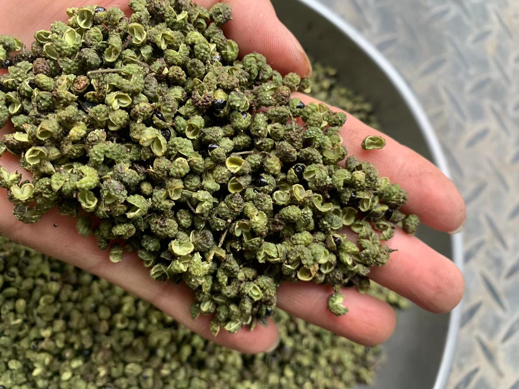 展示使用老花椒与嫩花椒的不同烹饪场景,左侧为麻辣火锅,右侧为凉拌菜 花椒老的好还是嫩的好 - 烹饪场景图