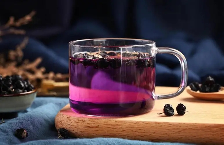 成品黑枸杞雪菊茶特写图