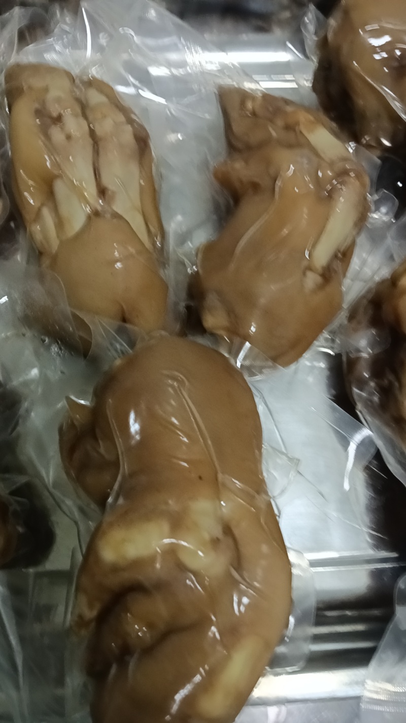 酱卤猪蹄，原料新鲜没有添加剂，开袋即食，欢迎选购