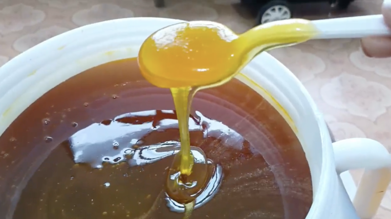 产自于大森林里的百花土蜂蜜，一年只取一次，优质蜂蜜