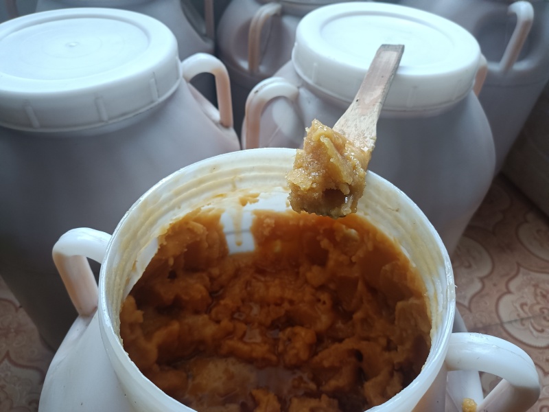 产自于大森林里的百花土蜂蜜，一年只取一次，优质蜂蜜
