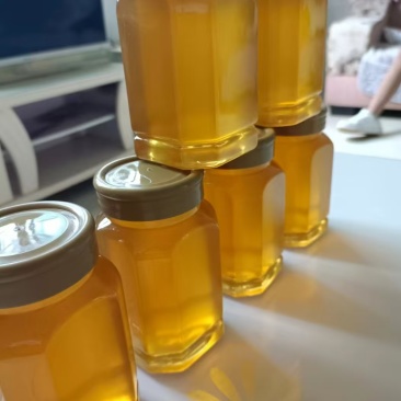 高山上的土蜂蜜有现货300斤想批发的老板看过来