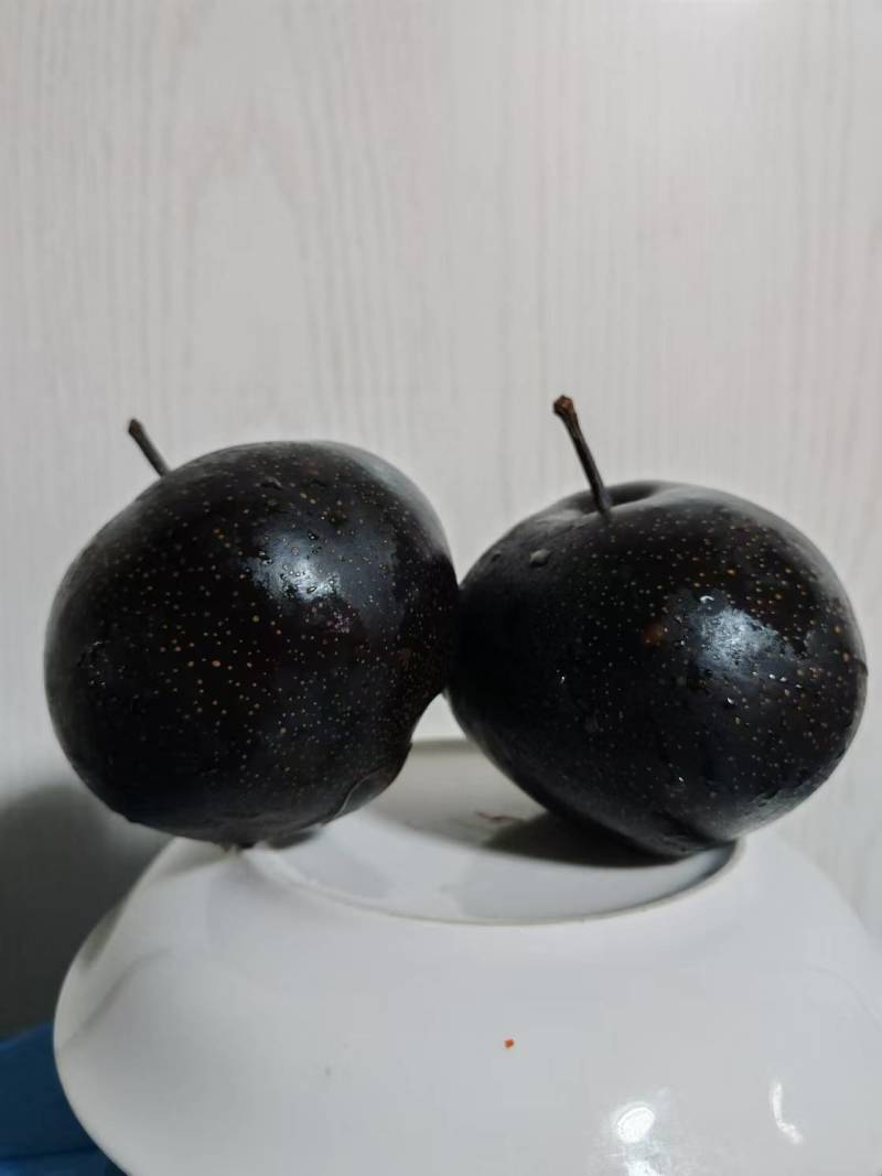 东北大冻梨。水分充足，甜美可口，健康美味