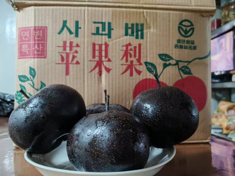东北大冻梨。水分充足，甜美可口，健康美味