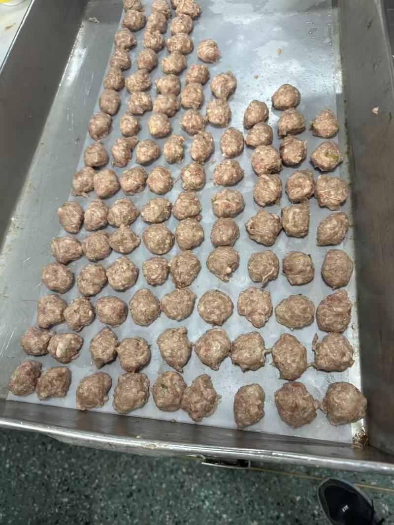 羊肉丸子纯手工制作清真羊肉丸子，一手货源，厂家批发。