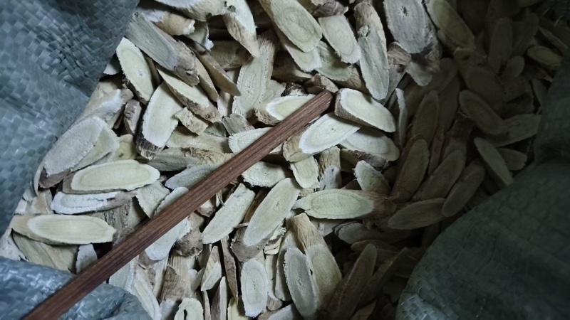 厂家直销黄芪指甲片***欢迎电话咨询黄芪斜片，全国发货