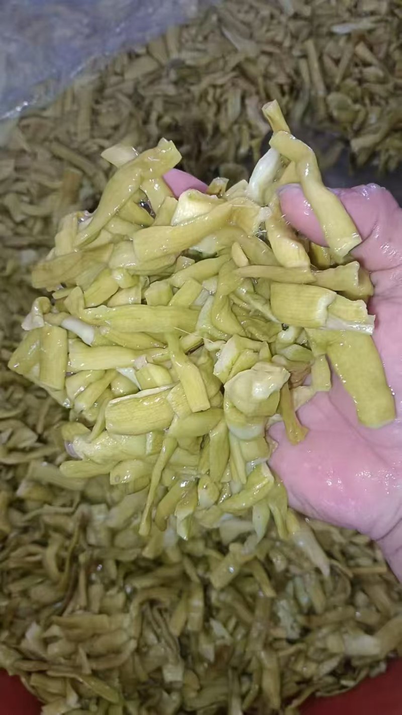 芋苗酸，有带皮的，有去皮的量大从优价格美丽