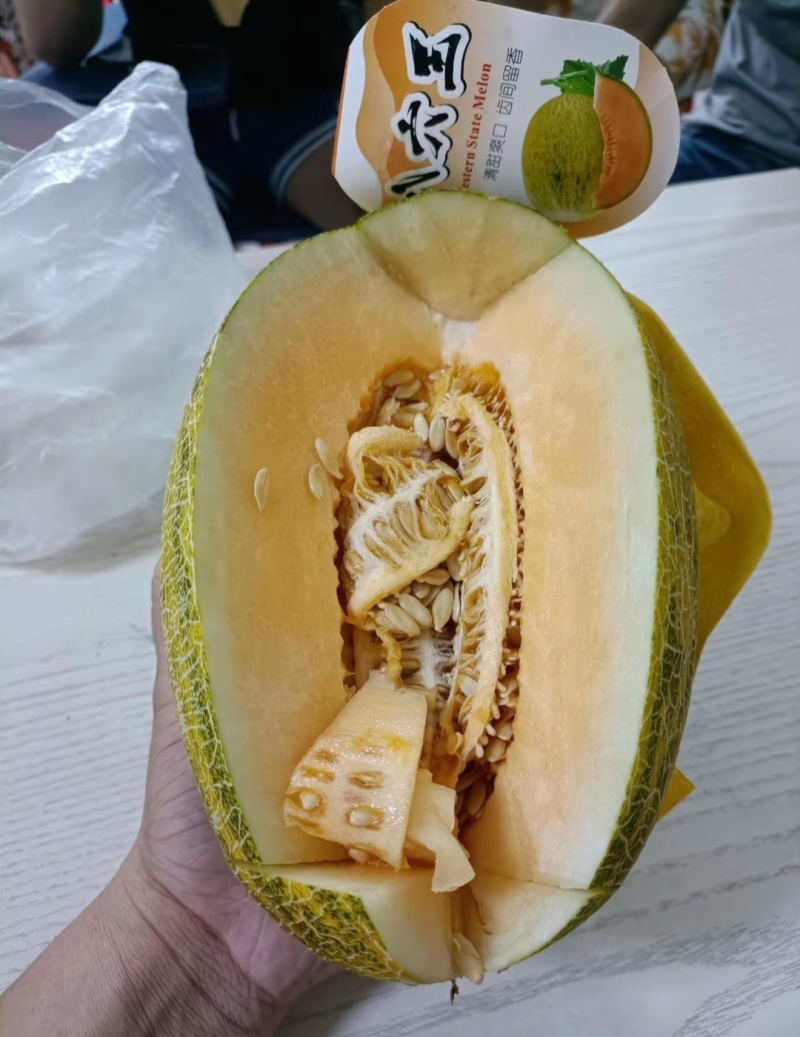 新疆哈密瓜，原产地采摘，八六王，皮薄肉厚，香甜多汁。