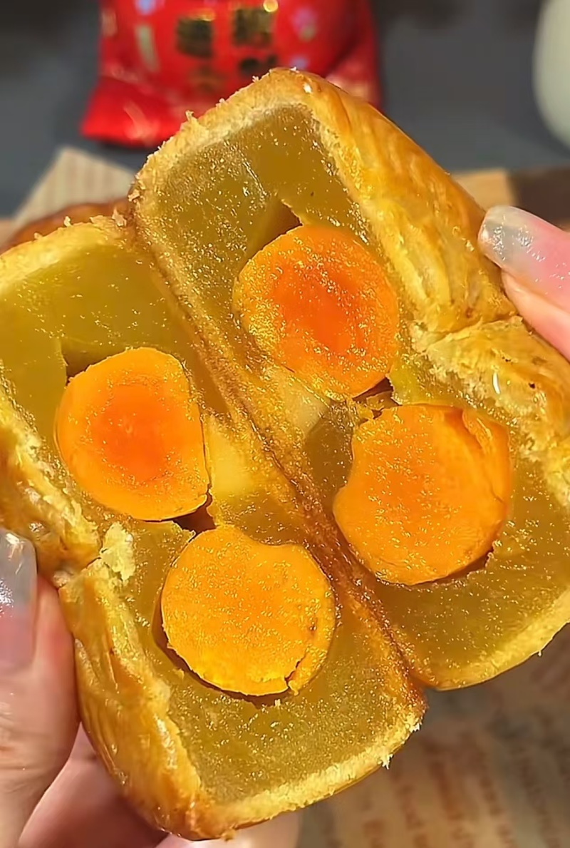 蛋黄月饼网络爆款，各种规格，欢迎咨询