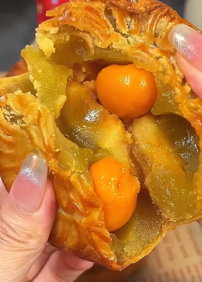 蛋黄月饼网络爆款，各种规格，欢迎咨询