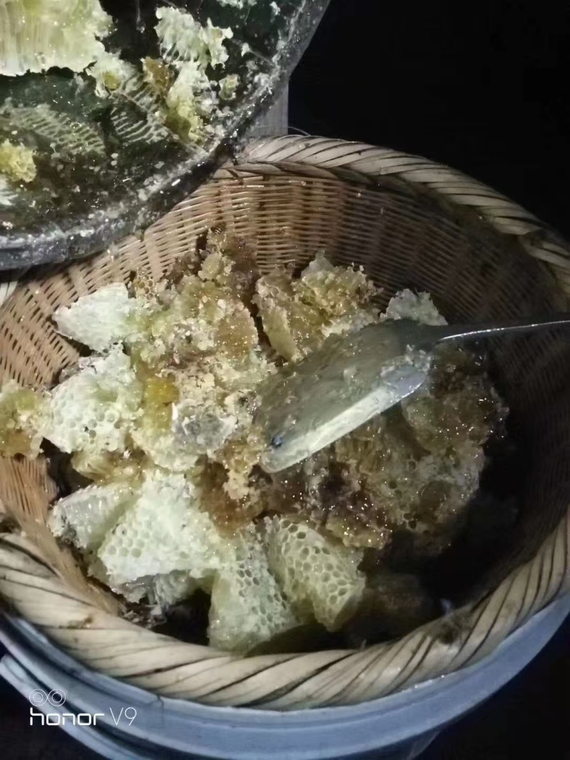 大山里采的新鲜蜂蜜品质保证价格优惠关系来电洽谈