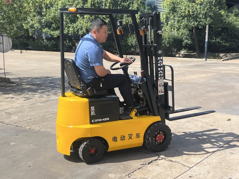 昊航小型电动叉车0.5吨价格多少钱一台