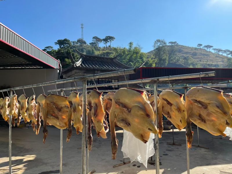 腊鸭子农家腊肉鸭子云南特产价格实惠欢迎老板联系
