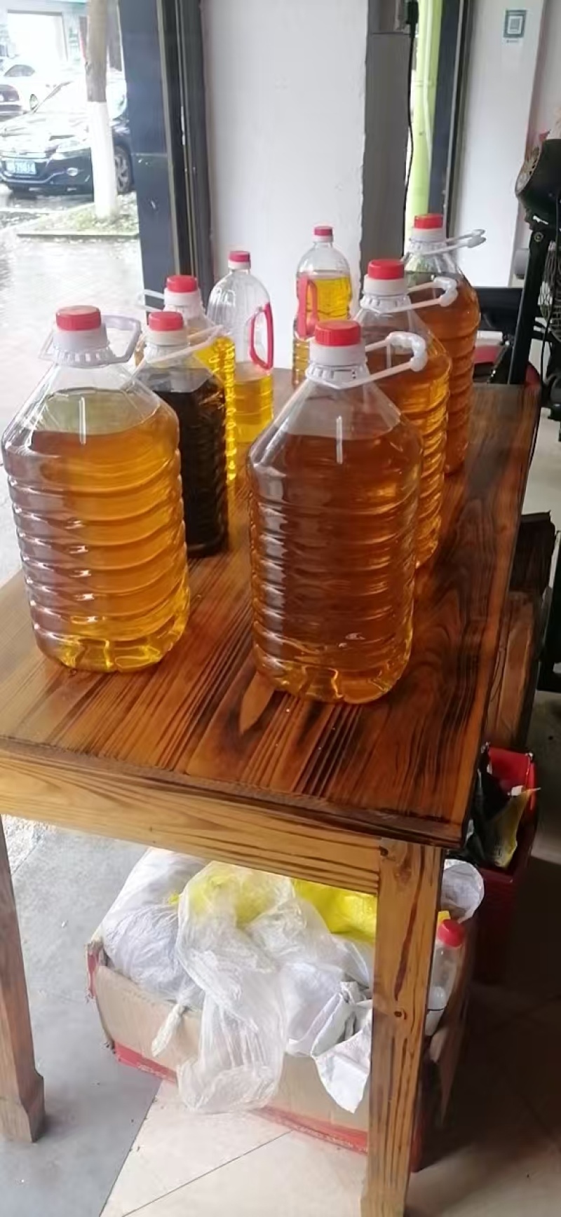 鲜榨花生油，选用优质花生米，只做好吃安全精品的花生油