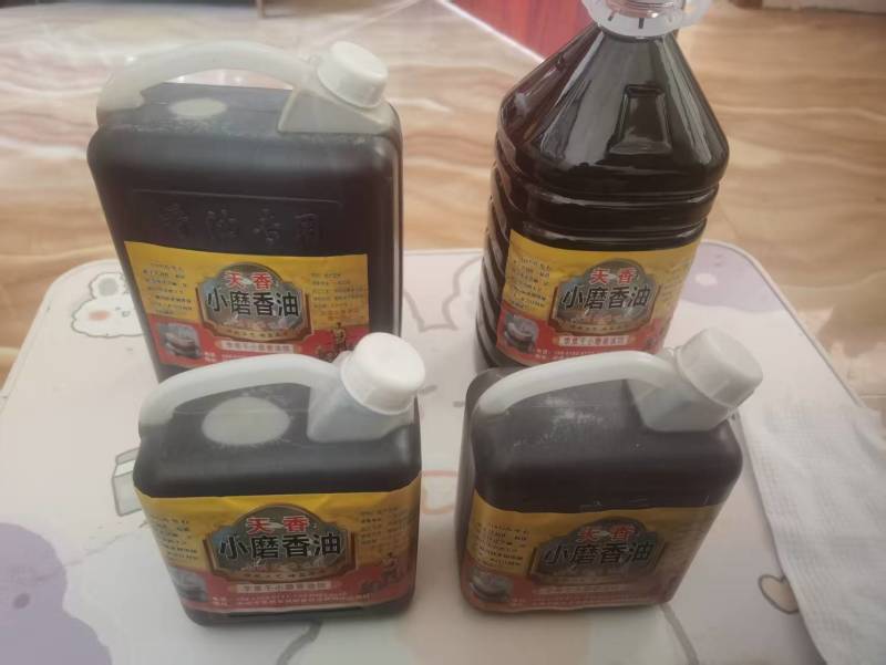 纯真小磨香油资质齐全古法制作全国接单按需求分拣打包瓶装纸箱