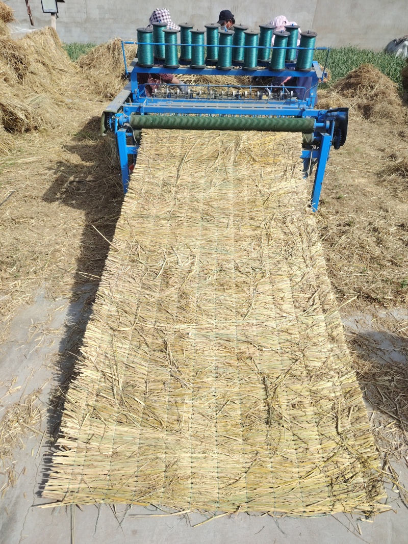 草苫子宽度1.2米左右，长度可定制