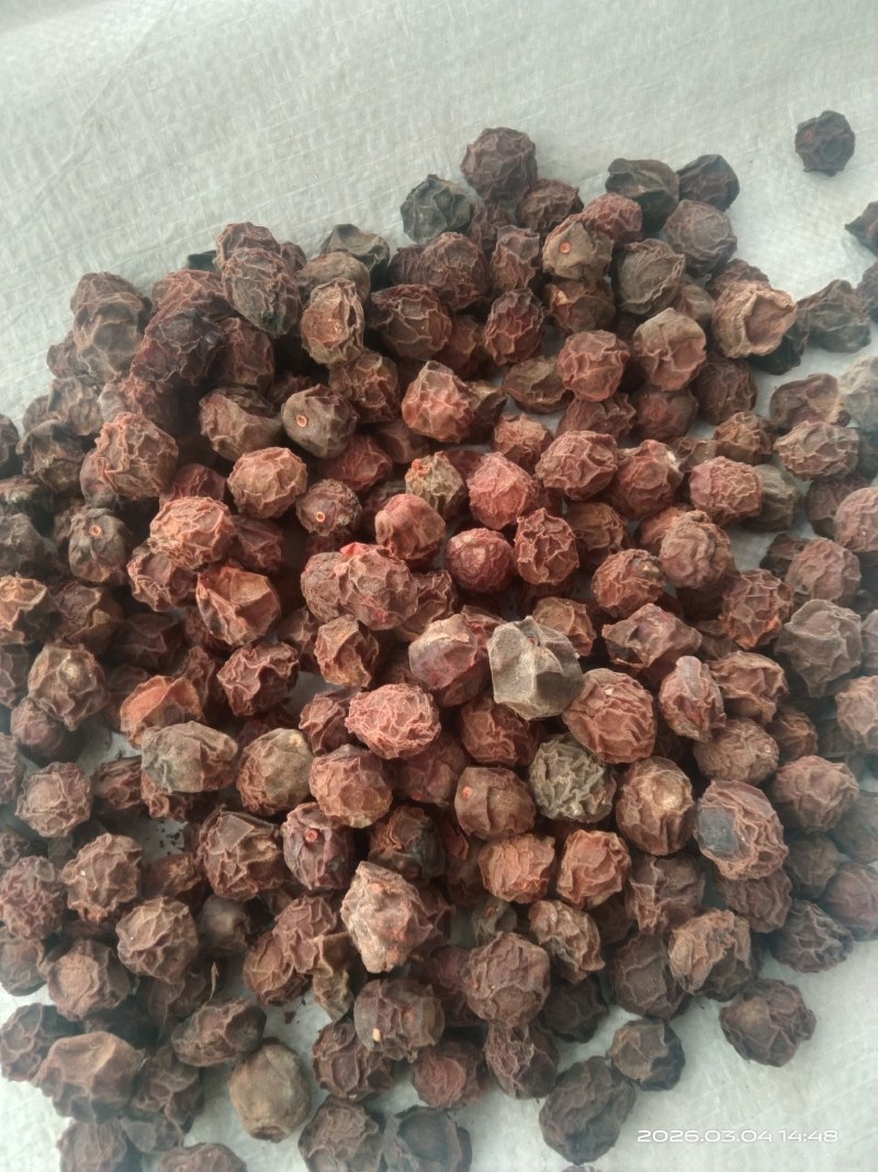 乌梅统货，直径1.5-2.5cm，棕色棕黑色，涩酸味