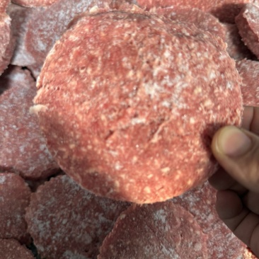 牛肉饼黑胡椒牛肉饼、原味牛肉饼两种口味，100g/片，单