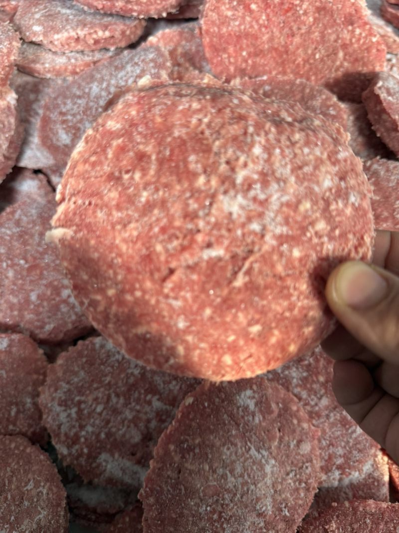 牛肉饼黑胡椒牛肉饼、原味牛肉饼两种口味，100g/片，单