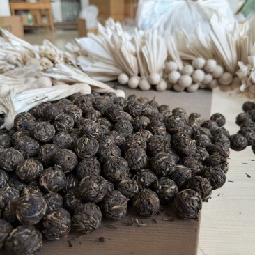 普洱茶散茶、饼茶，357克和200克两种规格