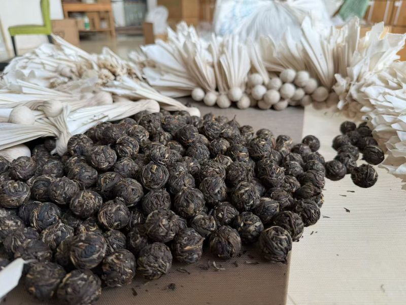 普洱茶散茶、饼茶，357克和200克两种规格