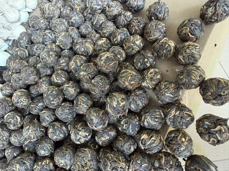 普洱茶散茶、饼茶，357克和200克两种规格
