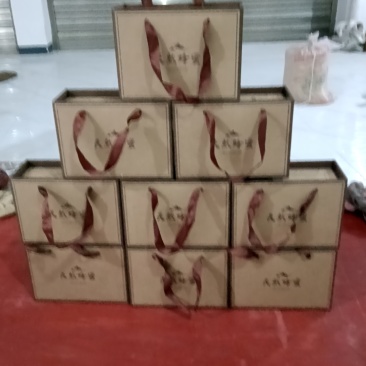 土蜂蜜普通包装100元/斤，礼盒包装120元/斤