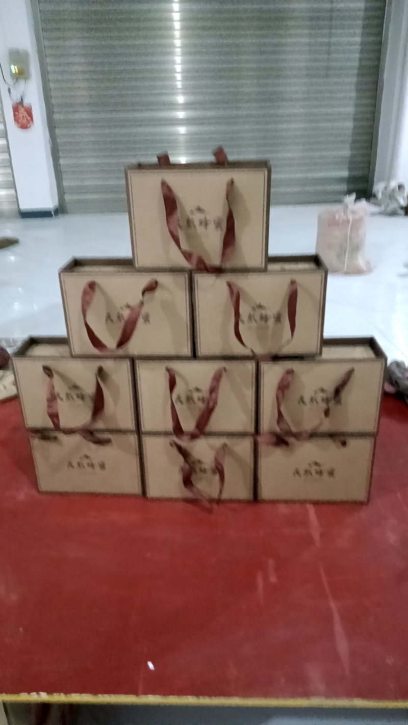 土蜂蜜普通包装100元/斤，礼盒包装120元/斤