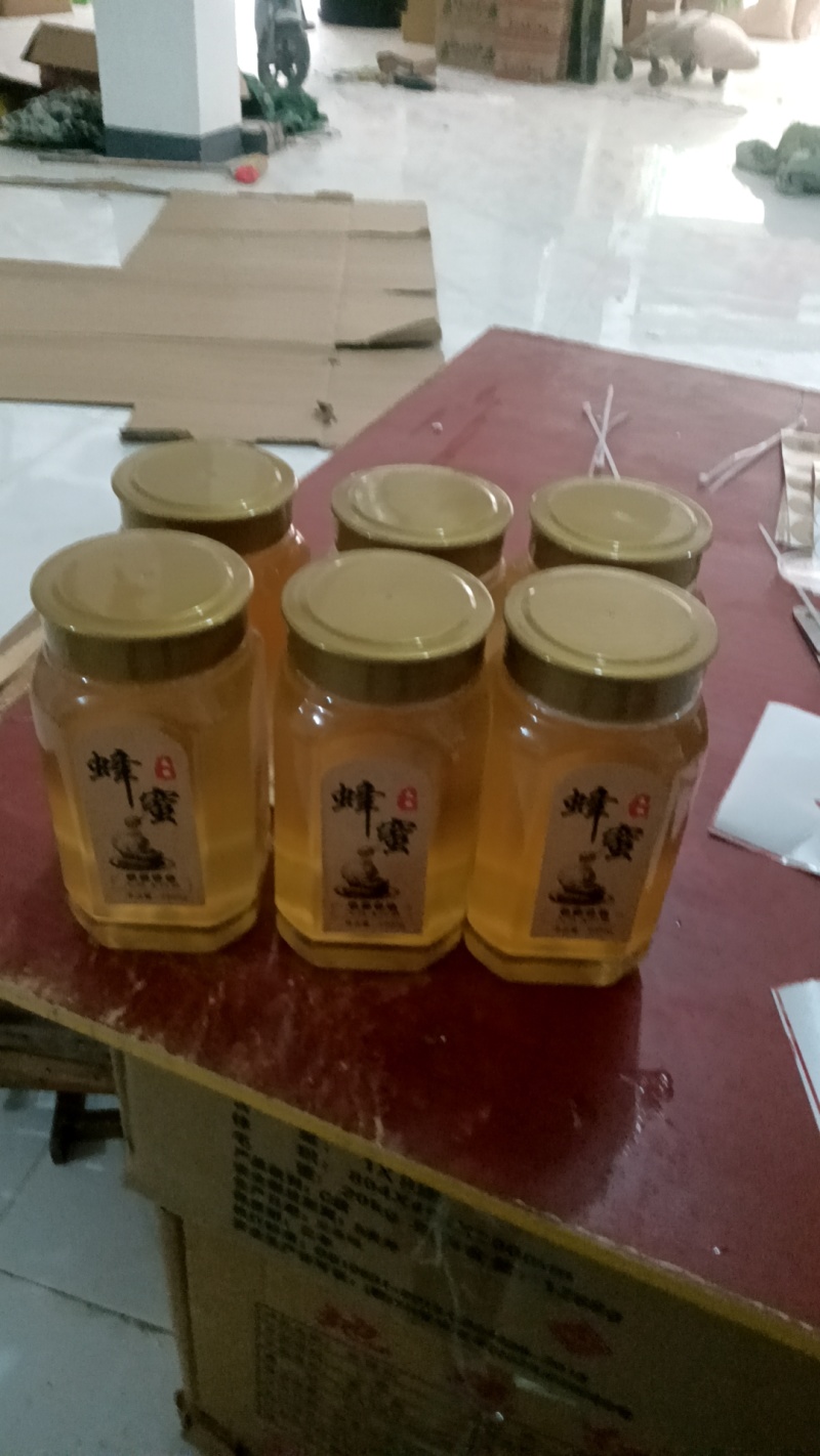 土蜂蜜普通包装100元/斤，礼盒包装120元/斤