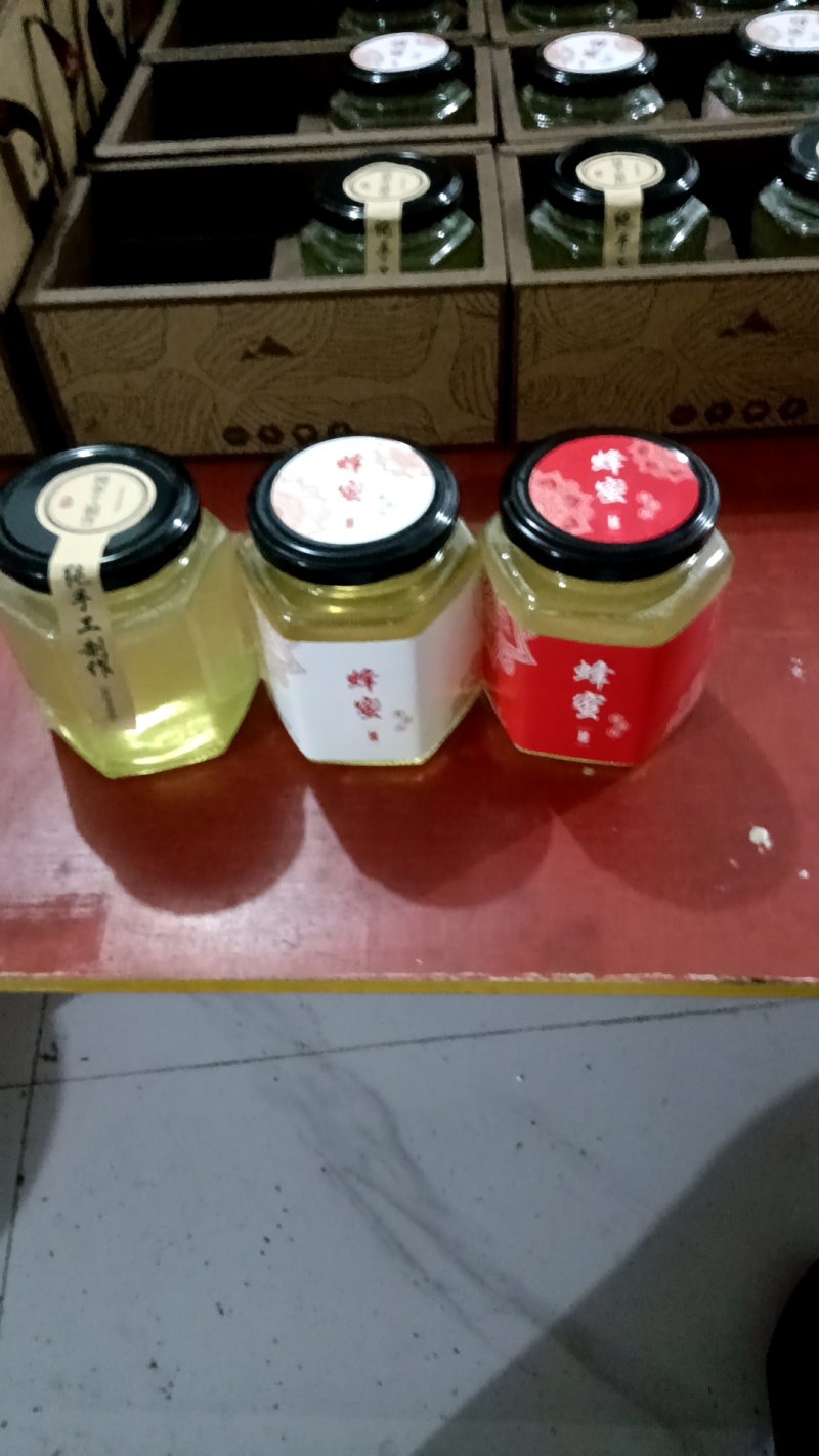 土蜂蜜普通包装100元/斤，礼盒包装120元/斤