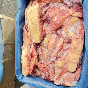 牛胸口油一件20公斤左右，稍微带点肉